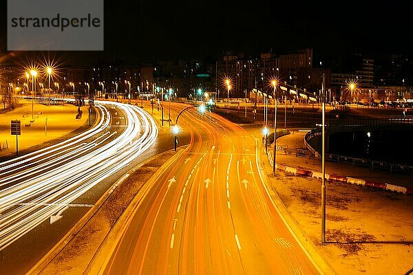 Straßen der Stadt bei Nacht