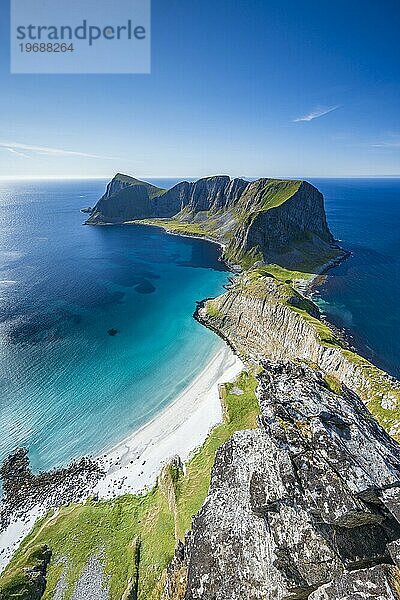 Blick vom Berg Håheia oder Håen auf Berge und Küste  Måstad-Halbinsel  Insel Værøy  Vaeroy  Lofoten  Norwegen  Europa