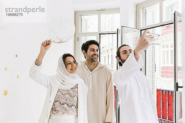 Eid Konzept mit Gruppe Freunde nehmen Selfie