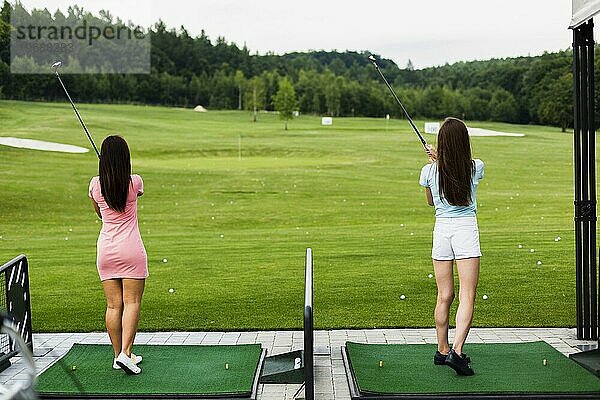 Zurück Ansicht lässig Mädchen Golfplatz