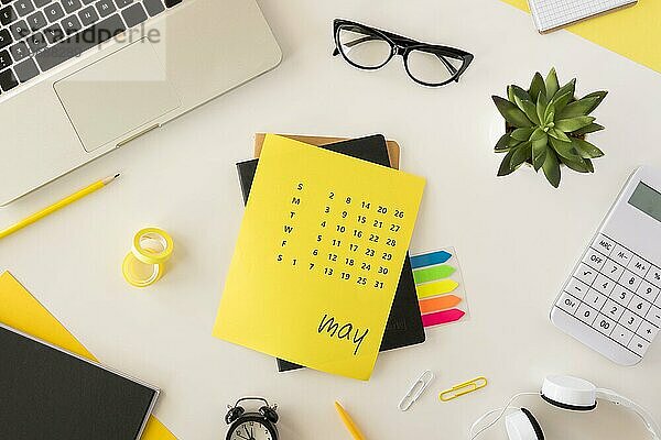 Draufsicht Schreibtisch gelber Kalender