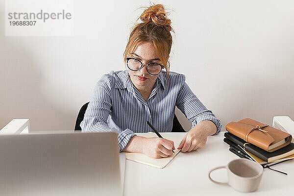 Frontansicht einer Lehrerin zu Hause während eines Onlinekurses