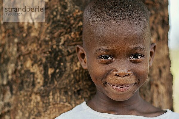 Smiley afrikanisches Kind im Freien