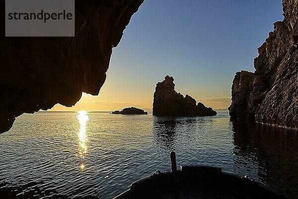 Grotta del Camello  Morgenlicht  Bootstour  Sonnenaufgang  Sonne als Stern  Gegenlicht  Marettimo  Ägadische Inseln  Sizilien  Italien  Europa