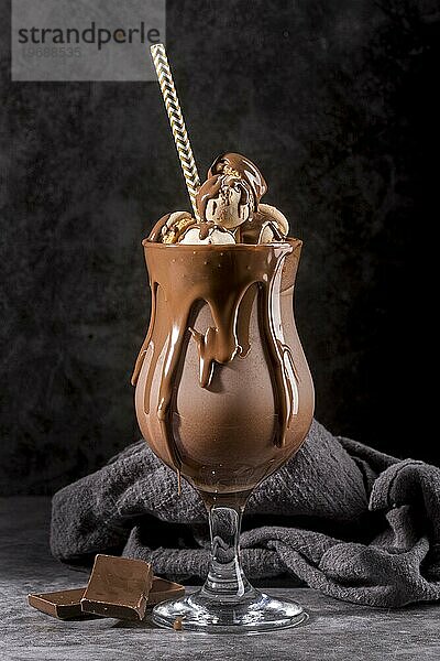 Vorderansicht Schokoladendessertglas mit Strohhalm