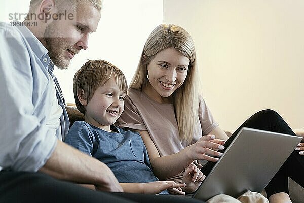 Close up Eltern Kind mit Laptop