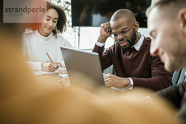 Menschen Tisch Büro während der Sitzung