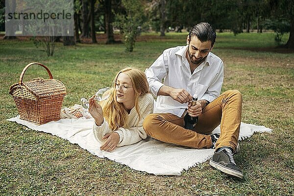 Ehemann Frau mit Picknick zusammen im Freien