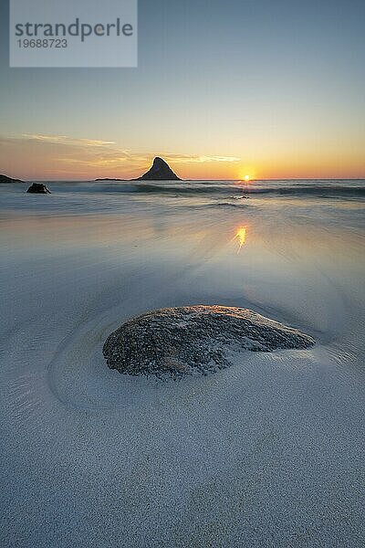 Sandstrand mit Insel im Meer bei Bleik  Sonnenuntergang  Insel Andoya  Vesterålen  Nordnorwegen  Norwegen  Europa