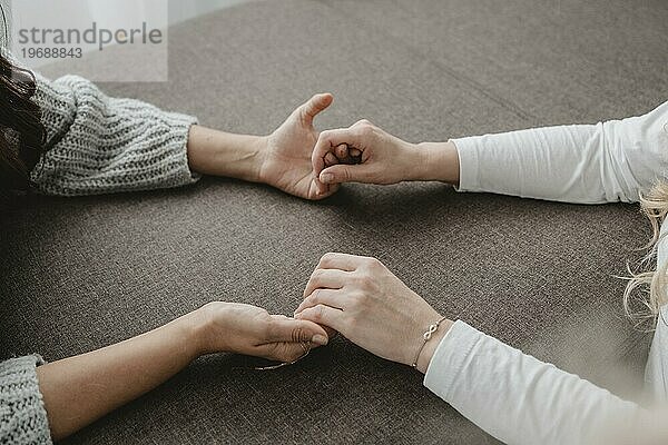 Frauen halten ihre Hände beim Gebet zusammen