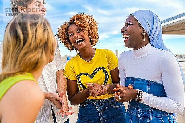 Junge und lächelnde afrikanische Frau im Gespräch mit Freunden in einem fröhlichen Gespräch im Freien