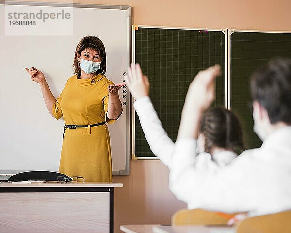 Schüler Lehrer mit Maske Klasse
