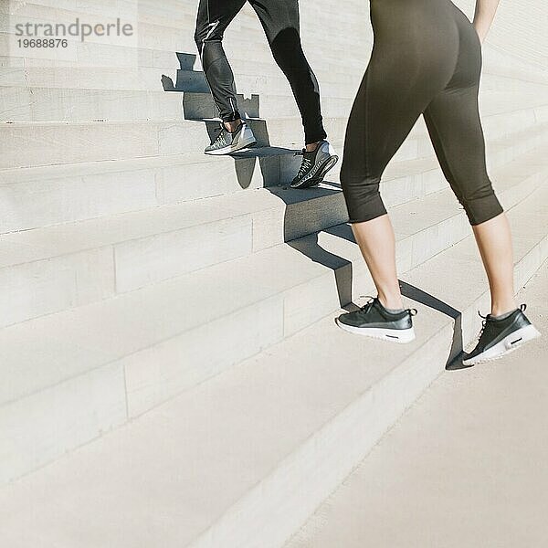 Fitte Mädchen beim Treppensteigen
