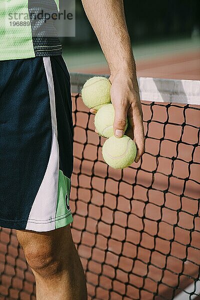 Tennisspieler mit drei Bällen