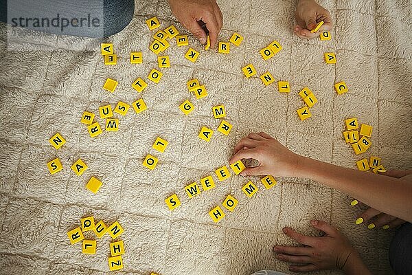 Hohe Winkel Ansicht Hand spielen Scrabble Spiel Teppich