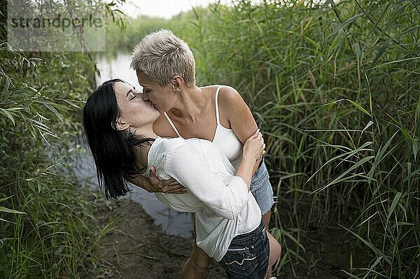 Hoher Winkel lesbisches Paar küssend