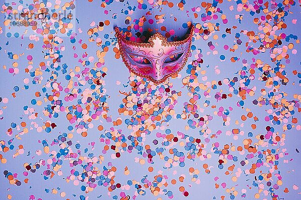 Draufsicht schöne Karneval Maske mit bunten Konfetti blaün Hintergrund