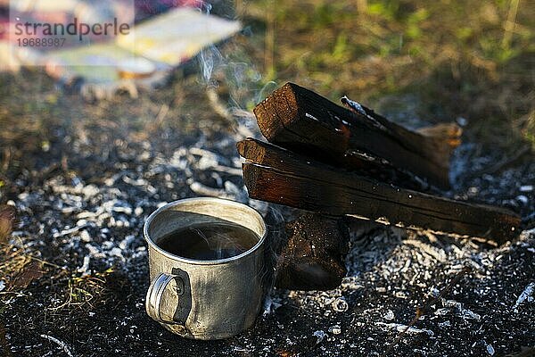 Tasse mit Kaffee Feuer zu löschen