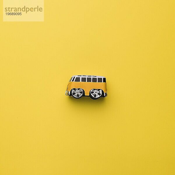 Spielzeugbus orangefarbener Hintergrund