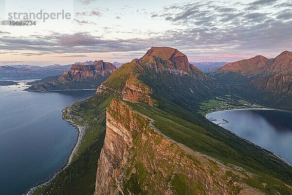 Blick vom Berg Finnesfjellet auf Berge und Küste  AbendstimmunFinnes  Helgelandküste  Bodø  Nordland  Norwegen  Europa