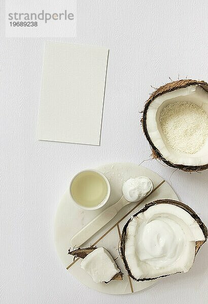 Draufsicht Kosmetik mit Kokosnuss Blankokarte weiße Oberfläche
