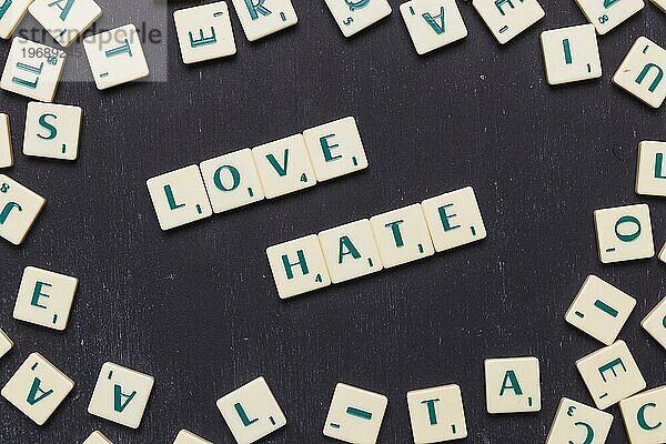 Draufsicht Liebe Hass Wort schwarzer Hintergrund