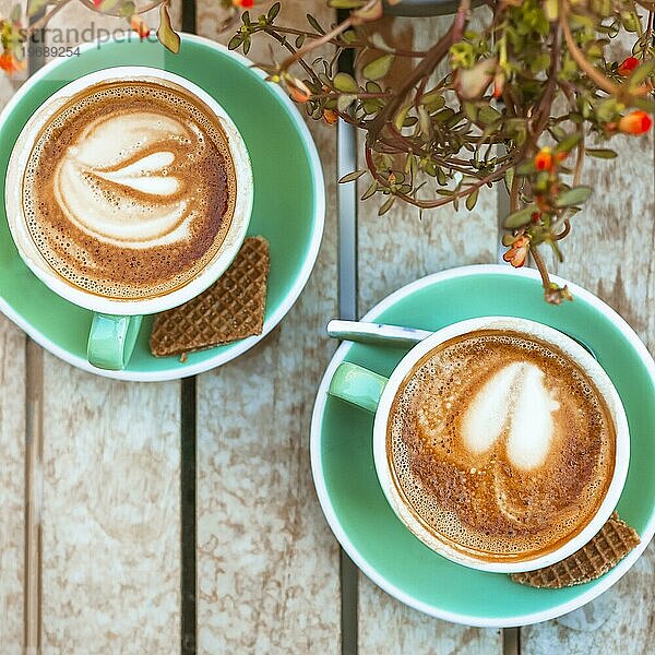 Overhead Ansicht zwei Kaffeetasse mit Herzform Latte Kunst