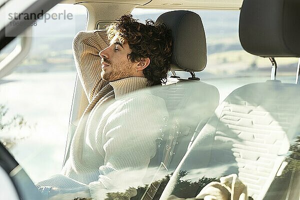 Seitenansicht Mann entspannt Auto während Road Trip
