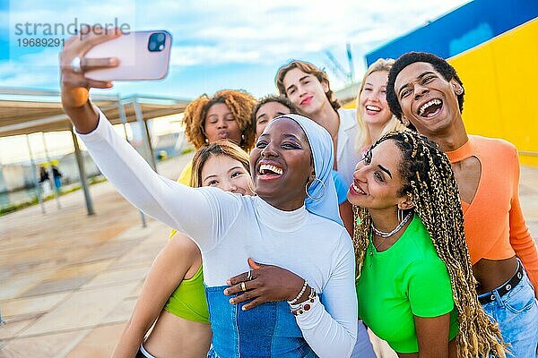 Glückliche muslimische afrikanische Frau macht ein Selfie und lacht mit Freunden