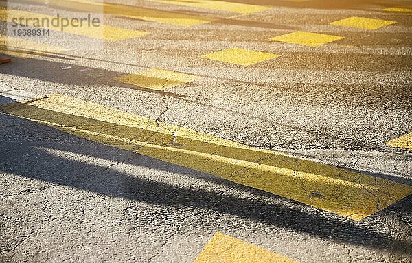 Gelbe Farbe Linie schwarzer Asphalt Straßenoberfläche Textur