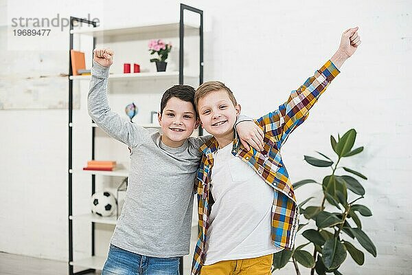 Portrait zwei Jungen zu Hause