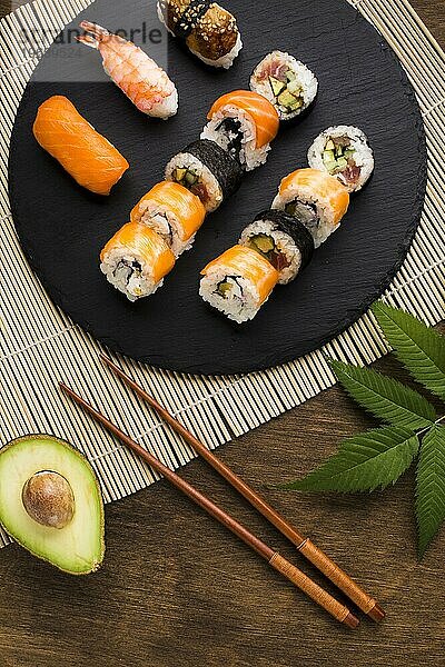 Draufsicht Sushi Plattieren hölzerner Hintergrund