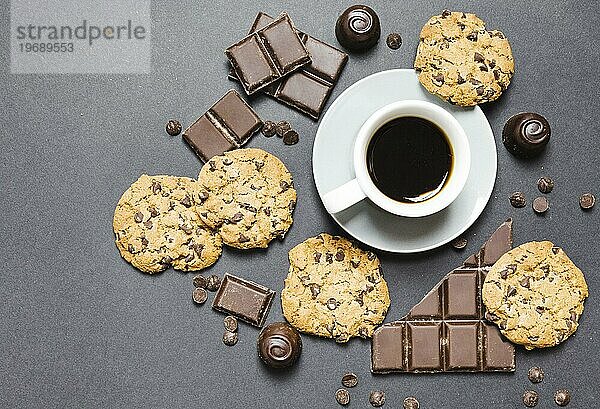 Draufsicht Arrangement mit Keksen Schokolade Bonbons Kaffee