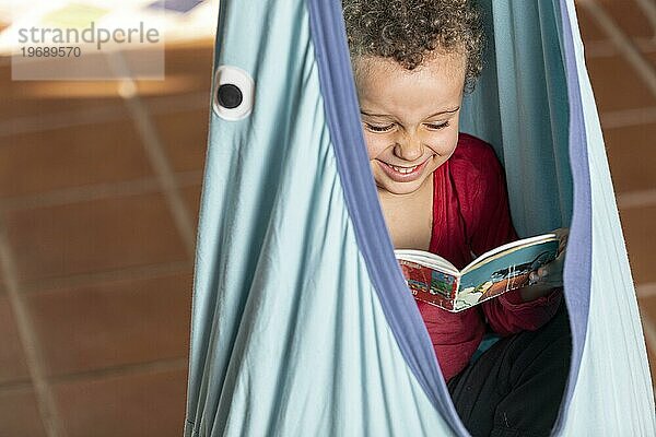 Kleiner Junge liest Buch