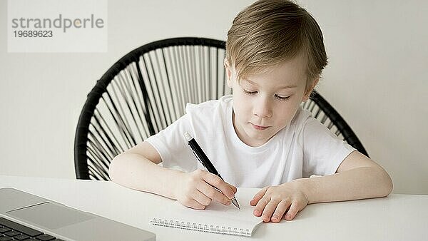 Vorderansicht rechtshändig schreibendes Kind