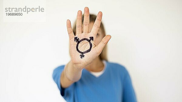Vorderansicht Hand mit Transgenderzeichen