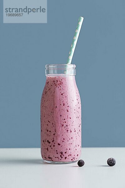 Vorderansicht rosa Smoothie Flasche mit Strohhalm Heidelbeeren