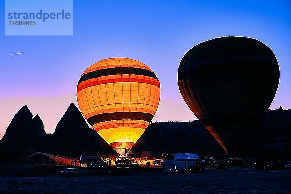 Bunte Heißluftballons. Sonnenaufgang in Kappadokien. Helle bunte Ballons steigen bei Sonnenaufgang im Tal auf. Goreme  Nevsehir  Kappadokien
