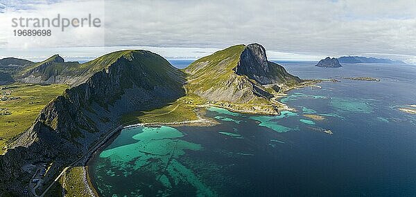 Berge und Küste der Insel Værøy  Vaeroy  Lofoten  Norwegen  Europa