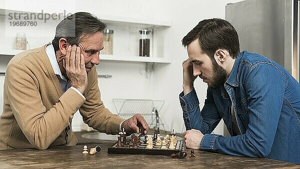 Vorderansicht Vater Sohn spielt Schach kithcen