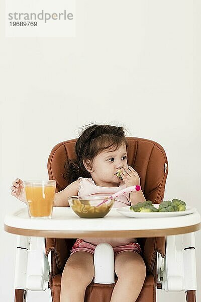 Baby Mädchen essen Kind Stuhl