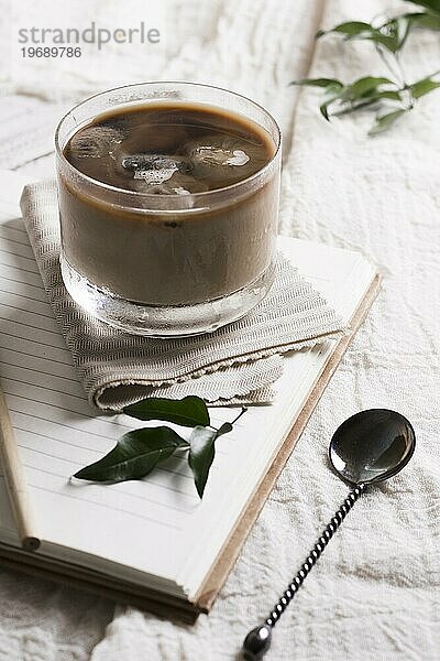 Kaffee mit Eiswürfeln Glas hohe Ansicht