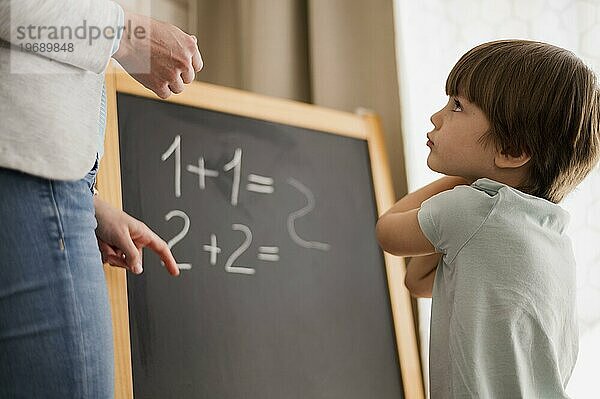 Seitenansicht Kind zu Hause im Mathematikunterricht