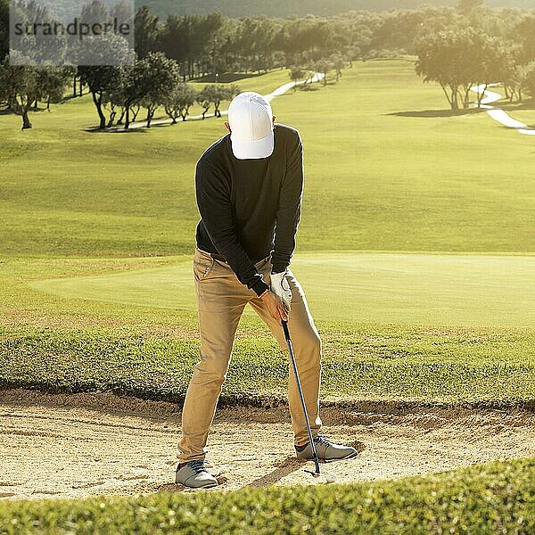 Vorderansicht Mann spielt Golf mit Schläger
