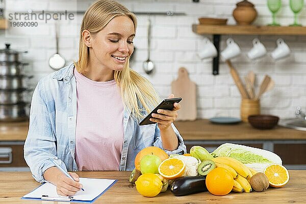 Medium shot blondes Mädchen mit Smartphone