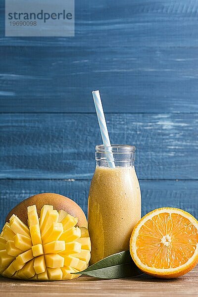 Vorderansicht Mango Orangen Smoothie