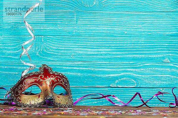 Schöne Karneval Maske blau hölzernen Hintergrund