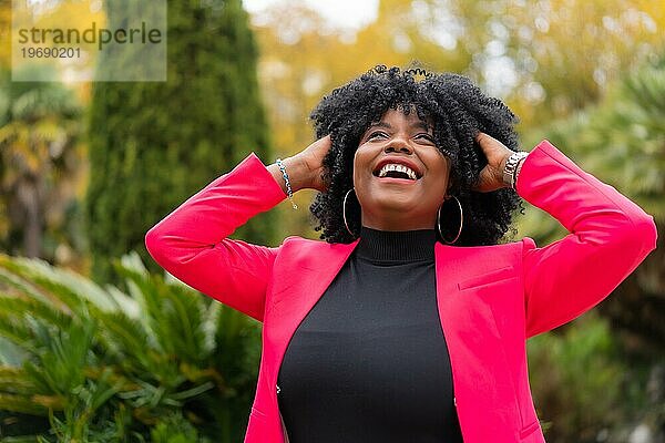 Nahaufnahme einer fröhlichen afroamerikanischen Geschäftsfrau  die in einem Park lacht