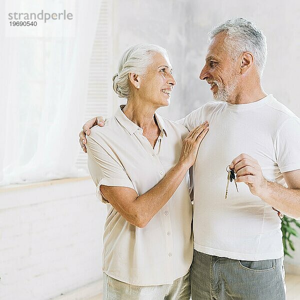 Portrait liebevolles Seniorenpaar neues Haus