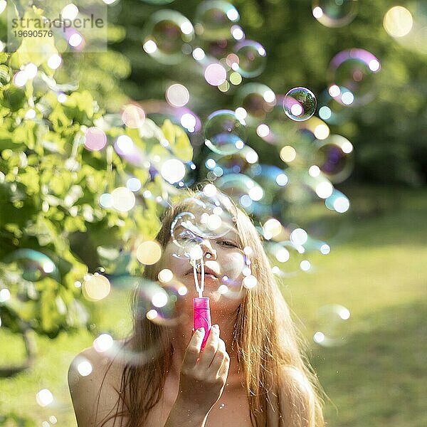 Frontansicht Mädchen machen Blasen